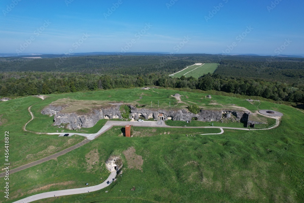Obraz premium Verdun, France: Vue aérienne du Fort de Douaumont - Bataille de Verdun première guerre mondiale - Région Lorraine, Septembre 2021.