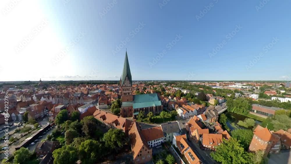 Lüneburg Innenstadt mit Kirche im Sommer Lüneburg Innenstadt mit Kirche im Sommer