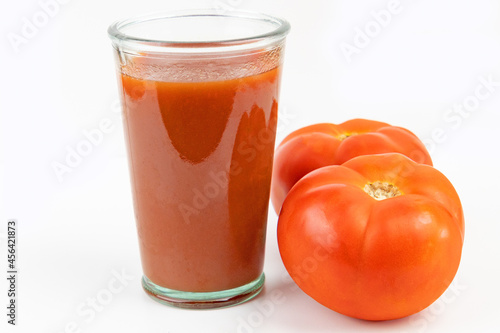 verre de jus de tomate isol   sur un fond blanc