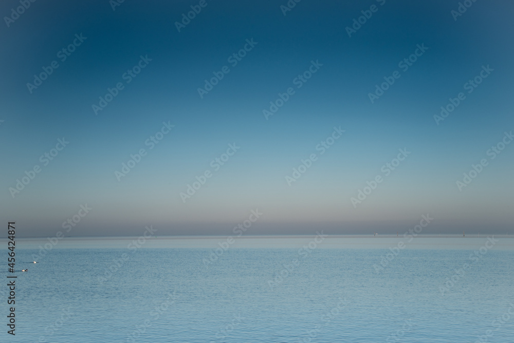 leerer blauer Hintergrund aus Himmel, Wasser und Horizont