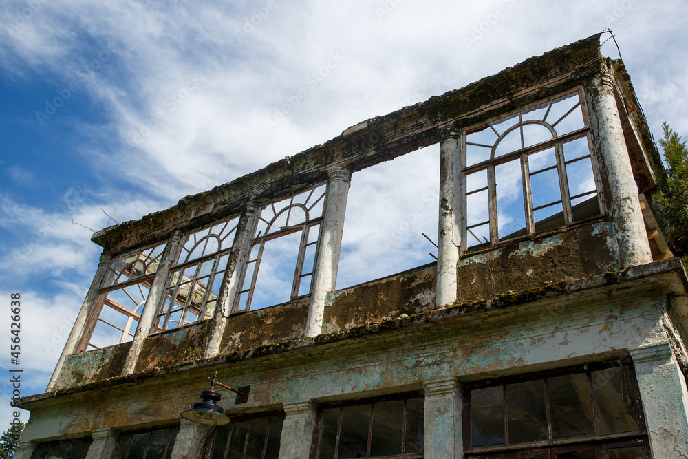 Obraz premium An old abandoned building with no windows or a roof. Blue sky