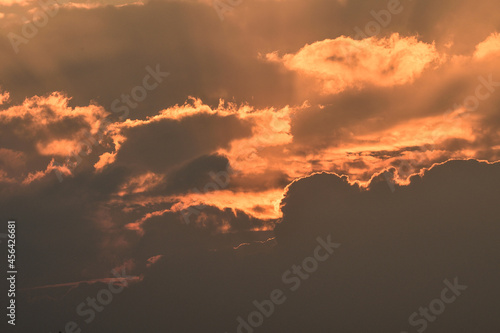 dramatischer Himmel mit orangen Wolken photo