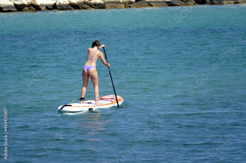 Giovane signorina mentre pratica sport in mare. Sud Europa © Franxuc