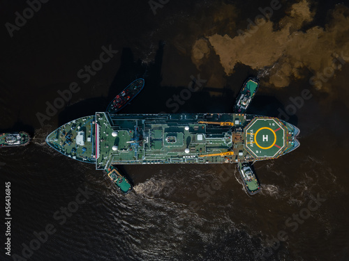 Obraz na płótnie The icebreaker Arctic is being repaired at the Kronstadt shipbuilding plant. Kroshtadt, August 2021 w salonie