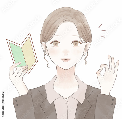 初心者マークを持ってOKサインを出す女性社員