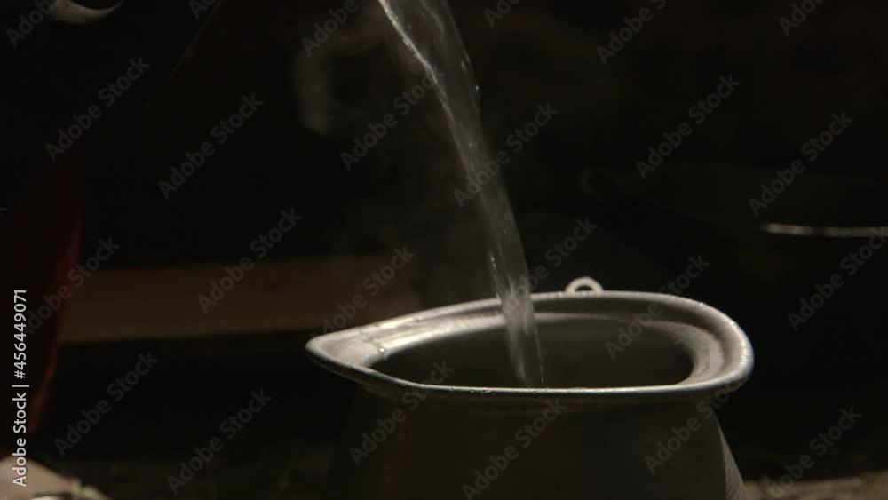 Vidéo Stock Afghanistan scene girls pours hot water water in an large kettle in central part