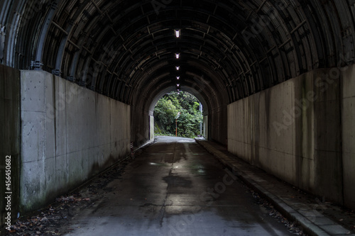 曲がり角に向かうトンネル © Mitsuo Iwaki