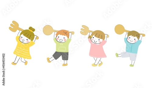 ワクワクしながらスプーンとフォークを笑顔で運ぶかわいい子供達