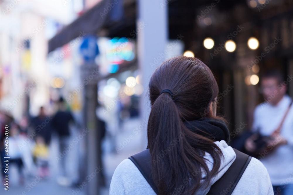 都会の街を歩く女性の後ろ姿 都会の街を歩く女性の後ろ姿