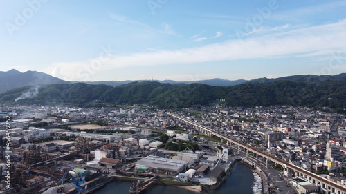 SDGs地球環境！日本の自然！山口県周南市の街並みとコンビナート　瀬戸内海の風景