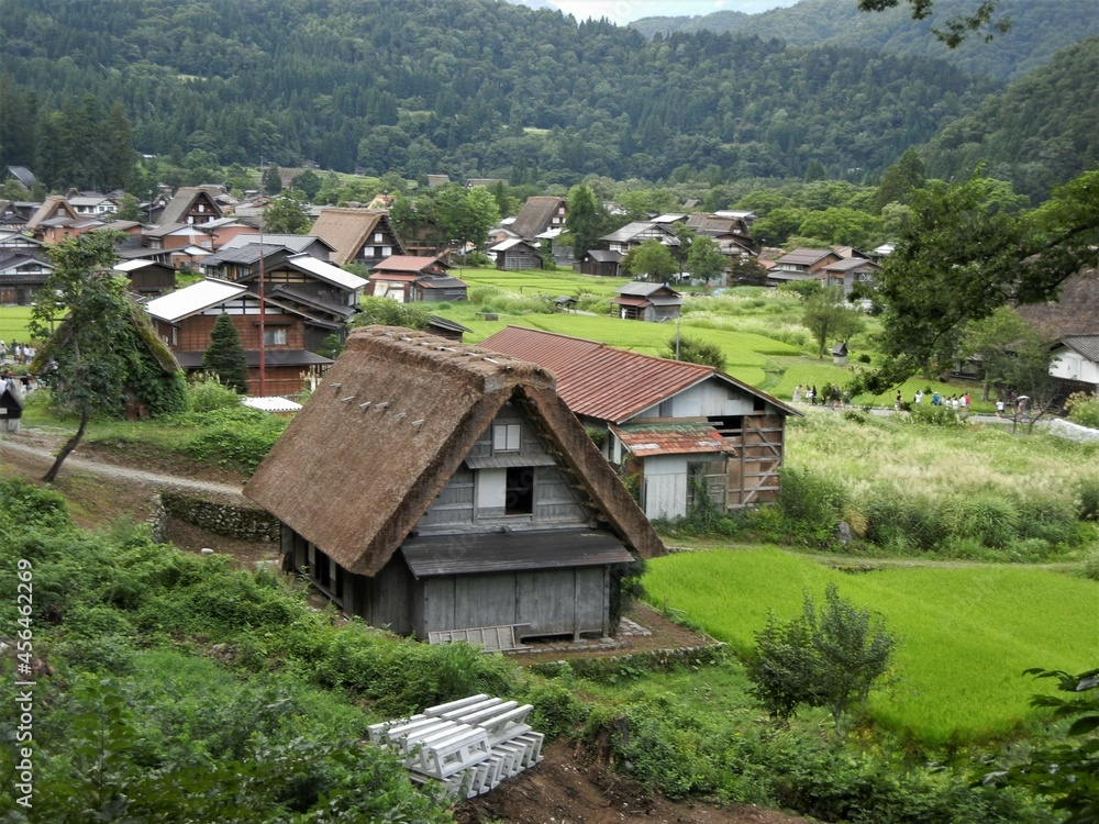 Japanese traditional architecture日本の伝統的建築：合掌造りの家A house with a steep thatched rafter roof