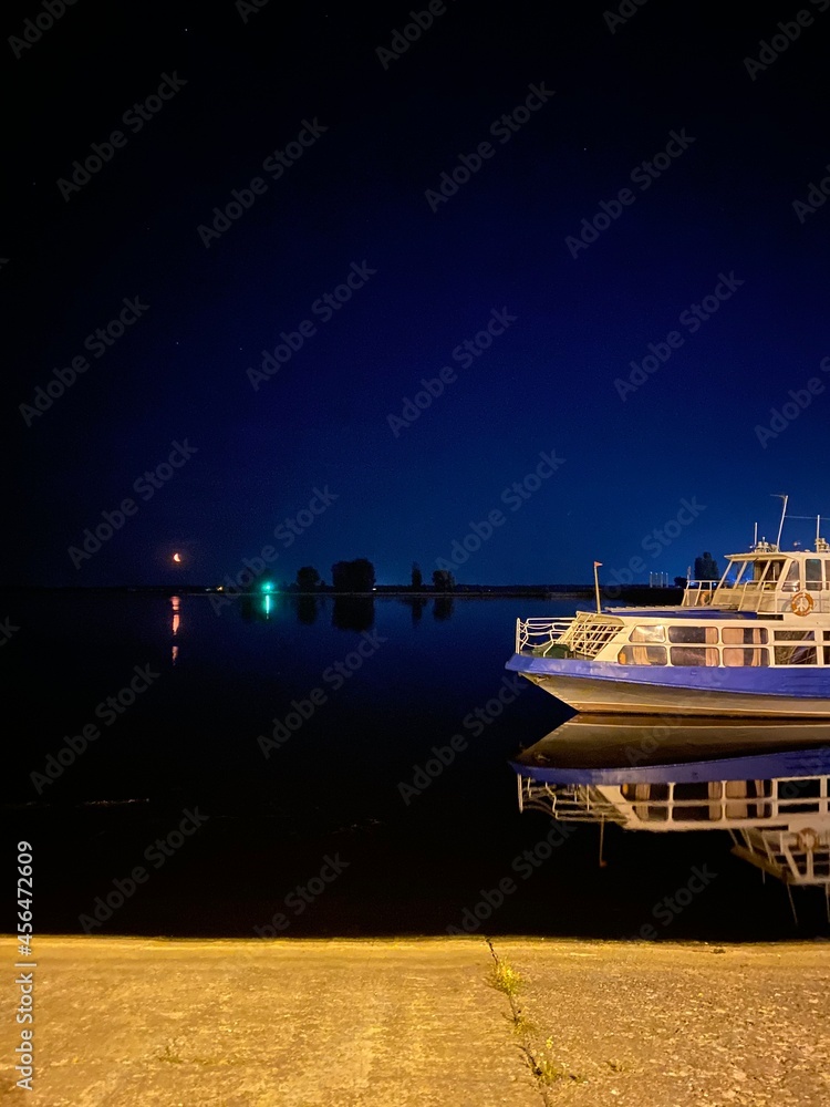 Fototapeta premium boats at night