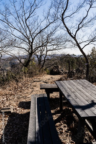 唐沢山 登山道 見晴小屋のテーブルとベンチ （栃木百名山）