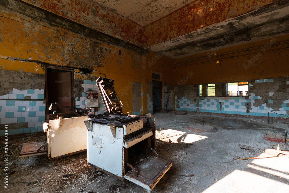 broken kitchen stove in an abandoned room