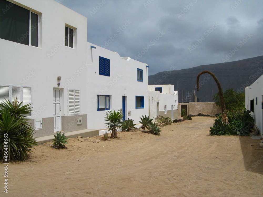 Fototapeta premium CALLES DE ARENA EN LA ISLA DE LA GRACIOSA