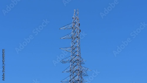 送電鉄塔の組立工事　作業員たちが塔を降りていく