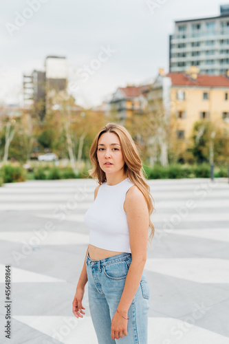 Young caucasian woman outdoors posing looking future dreamy