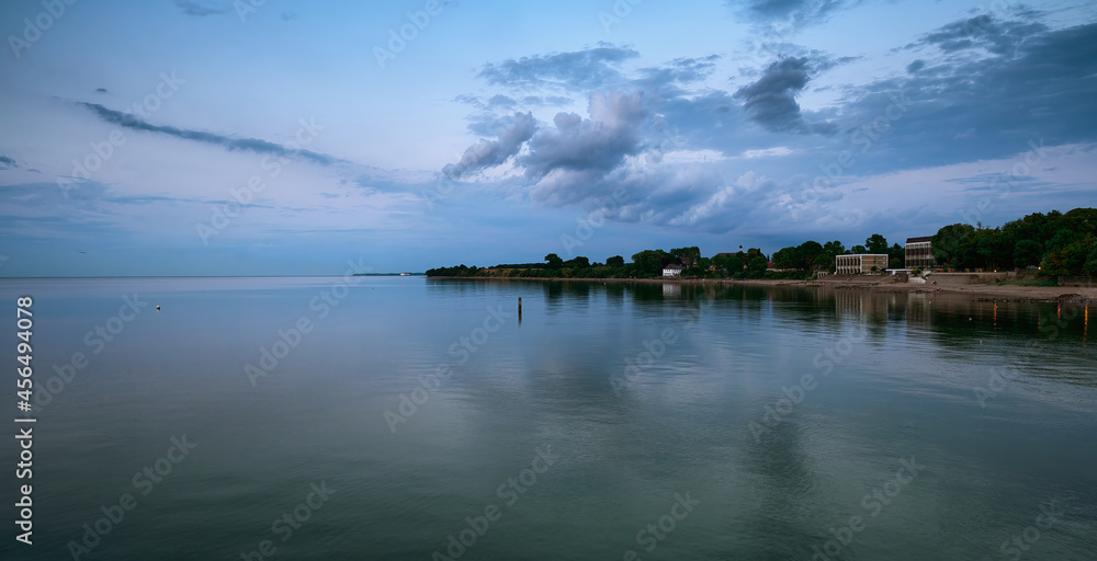 Fotoabend am Meer. Meer am Abend, Blautöne, Panoramablick, Meer, Abend, schöne entspannende Landschaft.