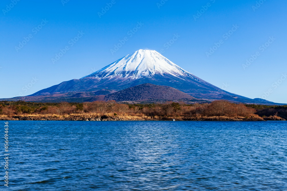 冬の富士山 山梨県富士河口湖町の精進湖にて 冬の富士山 山梨県富士河口湖町の精進湖にて