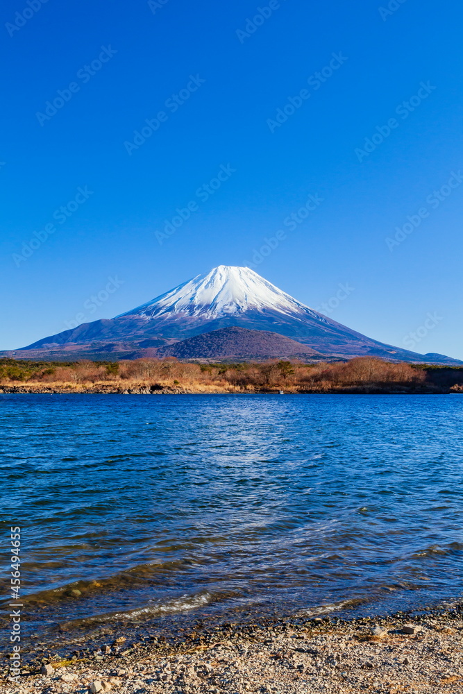 冬の富士山　山梨県富士河口湖町の精進湖にて