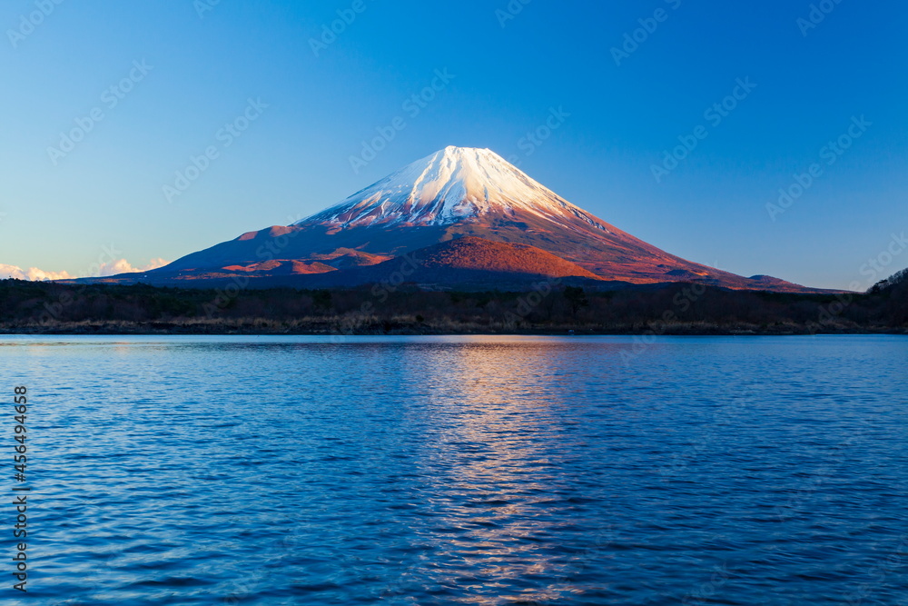 夕暮れ時の富士山　山梨県富士河口湖町の精進湖にて