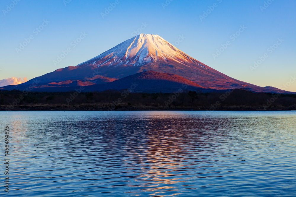 夕暮れ時の富士山　山梨県富士河口湖町の精進湖にて
