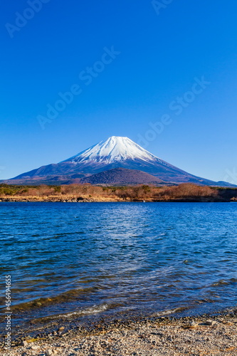 冬の富士山 山梨県富士河口湖町の精進湖にて
