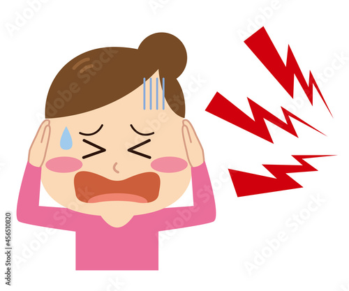 騒音に耳をふさぐ女性