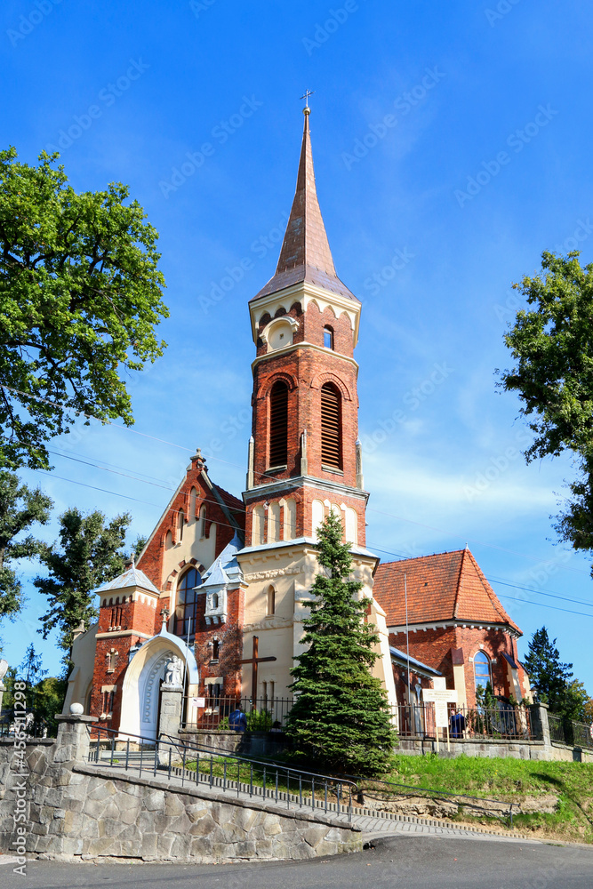 KLECZA DOLNA, POLAND - SEPTEMBER 11, 2021: Church of st. Lawrence Martyr in Klecza Dolna, Poland. - obrazy, fototapety, plakaty 