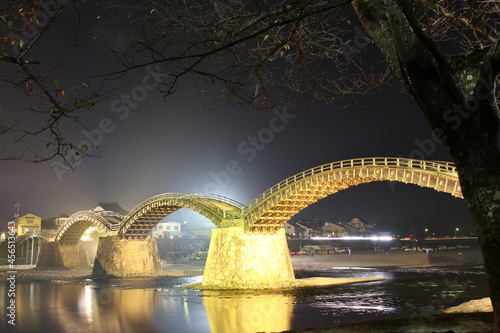 黄金色に輝く錦帯橋ライトアップ 日本の自然と夜の岩国市の景色