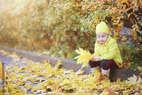 Children walk in the autumn park