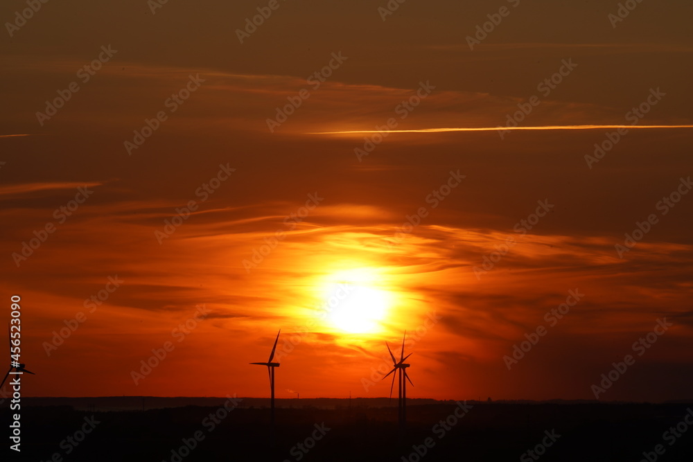 Obraz premium wind turbines at sunset