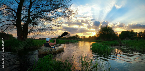Packraft o zachodzie słońca nad rzeką Swędrnią koło Kalisza. © MLPhoto