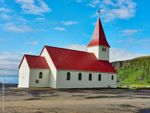 Iglesia con tejado rojo en el pueblo de Vik de Islandia