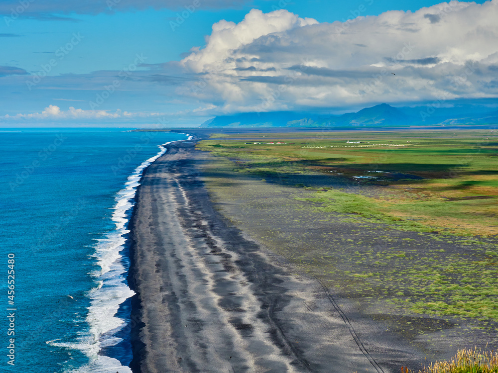 Playas negras de Dyrhólaey en Islandia cerca de Vik