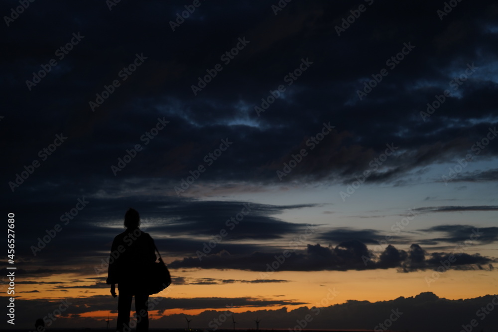 Obraz premium a lone man in the evening