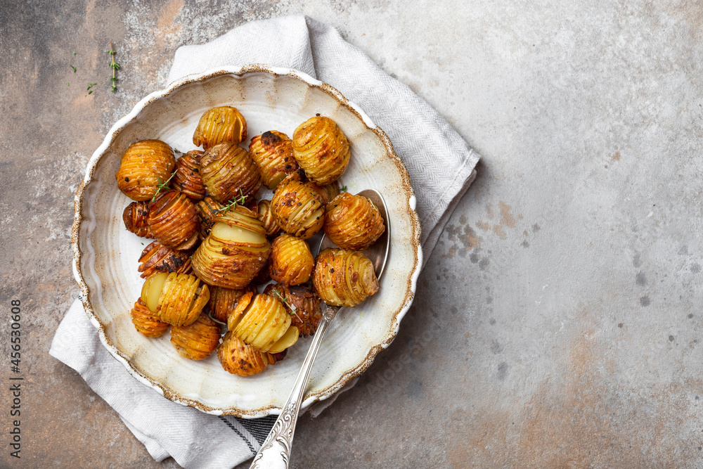 Fototapeta premium baked potatoes with thyme, rosemary and garlic