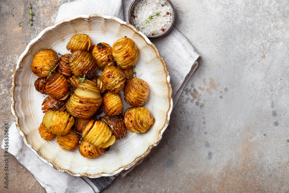 Fototapeta premium baked potatoes with thyme, rosemary and garlic