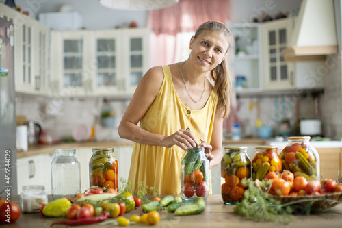 Fotografi Woman  canning vegetables