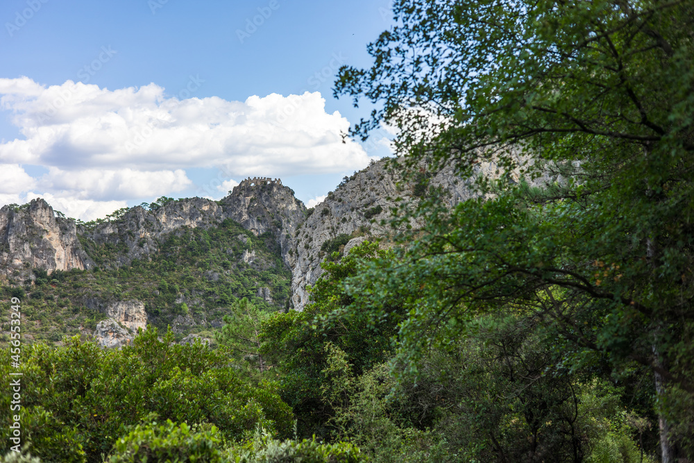 Paysage autour du sentier de randonnée des Fenestrettes à Saint-Guilhem-le-Désert (Occitanie, France)