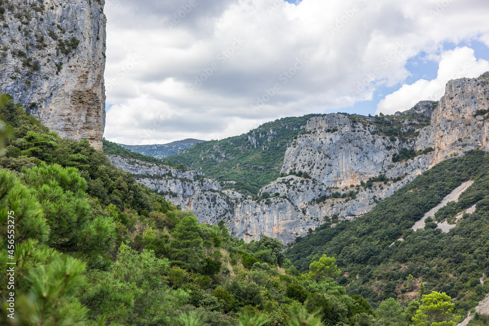 Paysage autour du sentier de randonnée des Fenestrettes à SaintGuilhem