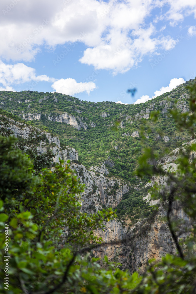 Paysage autour du sentier de randonnée des Fenestrettes à Saint-Guilhem-le-Désert (Occitanie, France) Paysage autour du sentier de randonnée des Fenestrettes à Saint-Guilhem-le-Désert (Occitanie, France)
