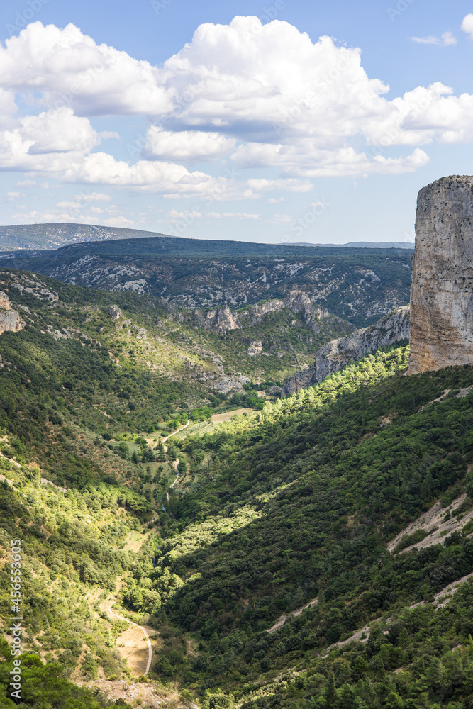 Paysage autour du sentier de randonnée des Fenestrettes à Saint-Guilhem-le-Désert (Occitanie, France) Paysage autour du sentier de randonnée des Fenestrettes à Saint-Guilhem-le-Désert (Occitanie, France)