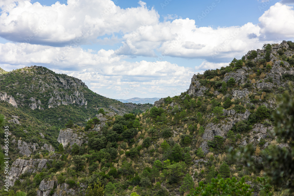 Paysage autour du sentier de randonnée des Fenestrettes à Saint-Guilhem-le-Désert (Occitanie, France)