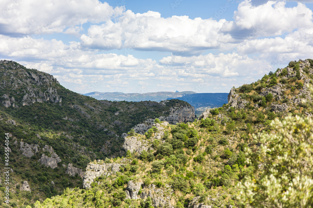 Paysage autour du sentier de randonnée des Fenestrettes à Saint-Guilhem-le-Désert (Occitanie, France) Paysage autour du sentier de randonnée des Fenestrettes à Saint-Guilhem-le-Désert (Occitanie, France)