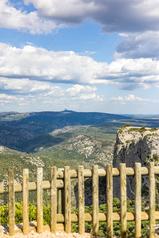 Paysage autour du sentier de randonnée des Fenestrettes à Saint-Guilhem-le-Désert (Occitanie, France)