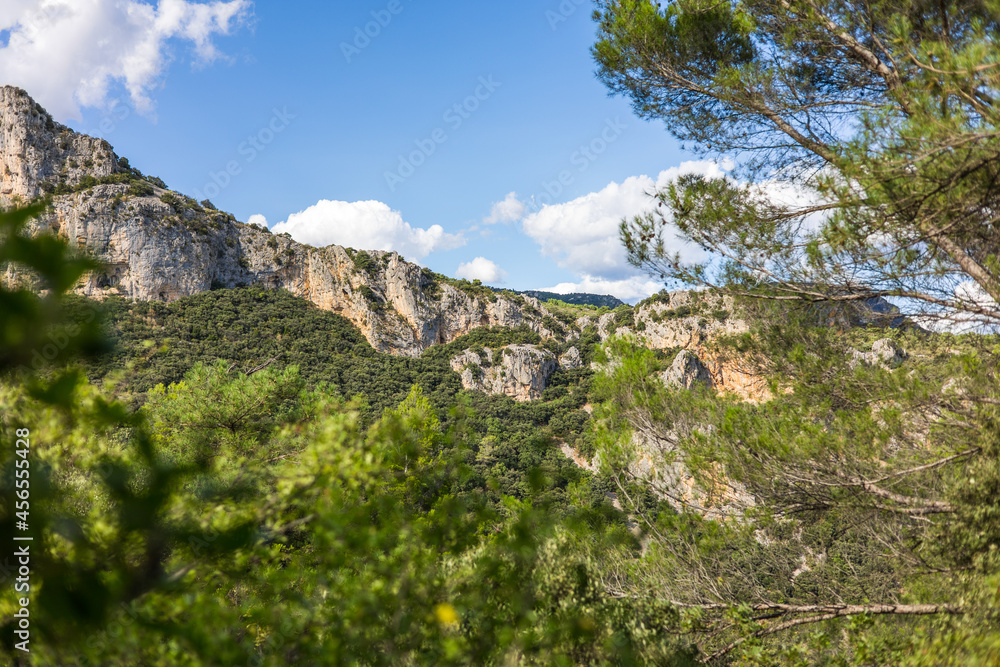 Paysage autour du sentier de randonnée des Fenestrettes à Saint-Guilhem-le-Désert (Occitanie, France)