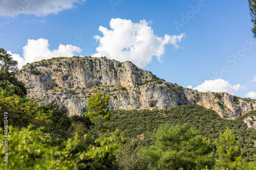 Paysage autour du sentier de randonnée des Fenestrettes à Saint-Guilhem-le-Désert (Occitanie, France)