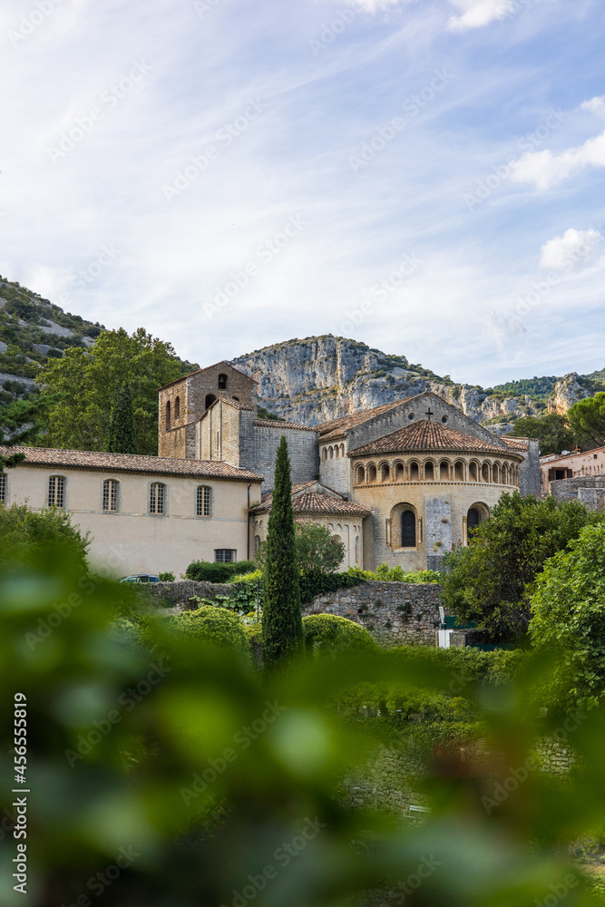 Vue sur l'abbaye de Gellone, entourée de montagnes, à Saint-Guilhem-le-Désert (Occitanie, France)