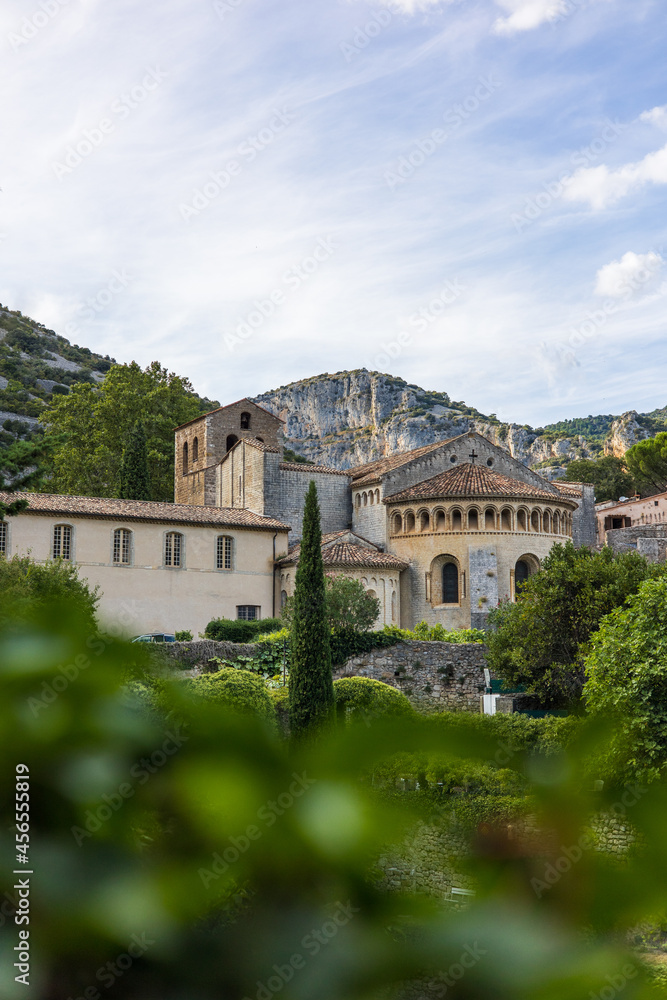 Vue sur l'abbaye de Gellone, entourée de montagnes, à Saint-Guilhem-le-Désert (Occitanie, France) Vue sur l'abbaye de Gellone, entourée de montagnes, à Saint-Guilhem-le-Désert (Occitanie, France)